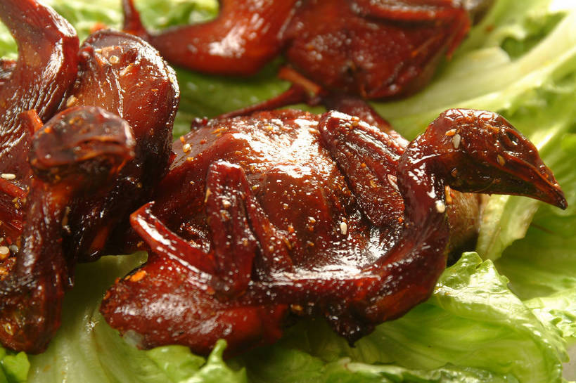 无人,横图,俯视,室内,特写,白天,烹饪,中餐,餐桌,桌子,蔬菜,叶子,阴影,新鲜,反射,影子,生菜,莴苣,肉,料理,食品,绿叶,菜肴,美食,肉类,食物,红色,绿色,中式,嫩叶,佳肴,有机食品,绿色食品,餐台,中华料理,肉食,鸽子肉,春菜,鹅仔菜,莴仔菜,千金菜,叶用莴苣,烤乳鸽,叶,叶片,彩图,高角度拍摄,乳鸽,shjb1