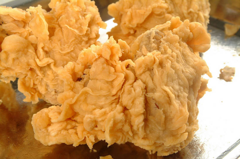 无人,横图,俯视,室内,特写,白天,烹饪,餐桌,桌子,餐具,金属制品,阴影,反射,金属,碟子,盘,影子,鸡肉,肉,油炸,料理,食品,鸡腿,菜肴,美食,肉类,炸鸡腿,食物,三个,一个,盘子,碟,金色,佳肴,单个,餐台,鸡腿肉,肉食,彩图,高角度拍摄,shjb1