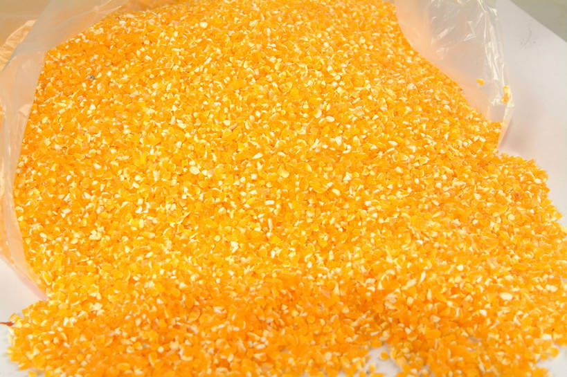 无人,横图,俯视,室内,特写,白天,玉米,餐桌,桌子,一堆,许多,阴影,堆叠,堆积,反射,棒子,包装,包装纸,颗粒,影子,纸,玉蜀黍,纸张,很多,黄色,餐台,堆,苞米,包装材料,苞芦,苞谷,包谷,大蜀黍,番麦,薏米包,玉高粱,玉麦,珍珠米,彩图,高角度拍摄,玉米糁子,玉米渣,shjb1