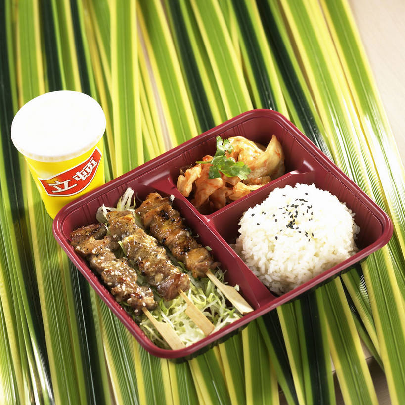 盒饭,米饭,无人,方图,俯视,室内,特写,白天,烹饪,烧烤,餐桌,桌子,蔬菜,杯子,叶子,三根,一排,阴影,新鲜,整齐,反射,便当,标志,饭盒,文字,影子,字符,塑料,肉,芝麻,奶茶,料理,食品,绿叶,饮品,烤肉,饭,一杯,标识,羊肉,菜肴,美食,肉类,食物,饮料,排列,两个,黑色,容器,塑料制品,纸制品,嫩叶,汉字,便捷,佳肴,有机食品,绿色食品,便当盒,餐台,储藏,纸杯,黑芝麻,五谷,便利,储存,队列,可口,一次性杯子,中文,肉食,羊肉串,快捷,脂麻,胡麻,白麻,巨胜子,油麻,国文,华文,弁当,适口,叶,叶片,彩图,高角度拍摄,烤羊肉串,贮存,串烤肉,烤肉串,shjb1