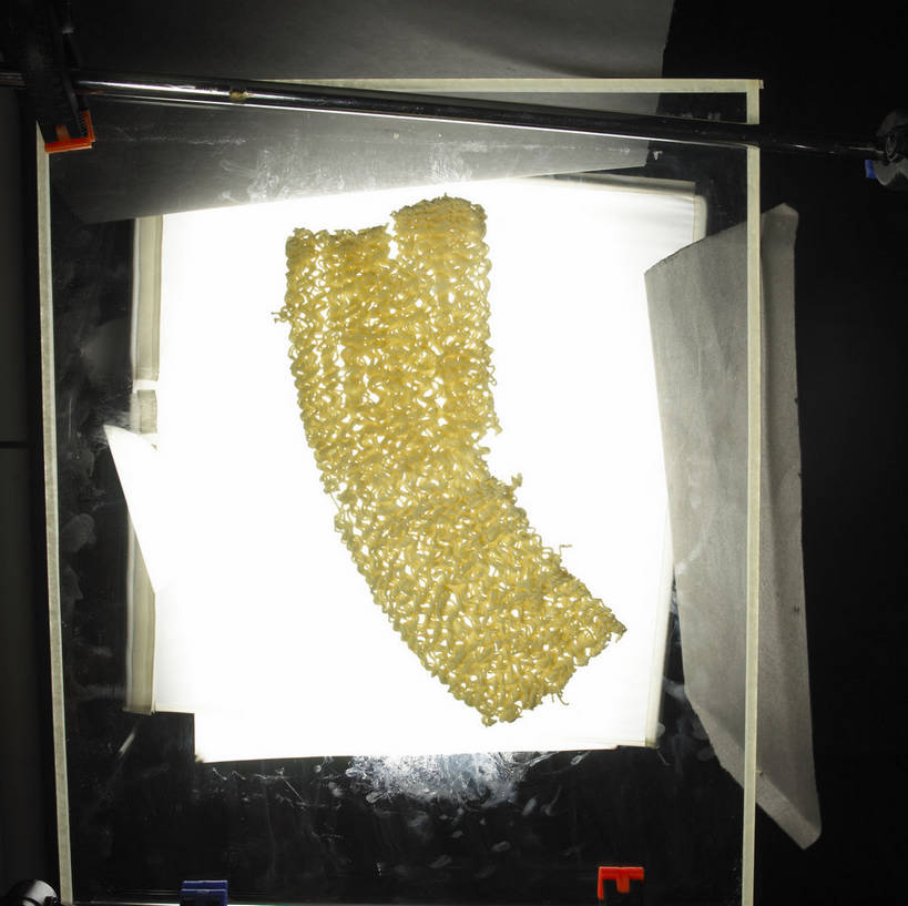 面食,面条,无人,横图,俯视,室内,特写,白天,餐桌,桌子,阴影,曲折,弯曲,反射,影子,面,食品,食物,黄色,蜿蜒,餐台,便利,方便面,泡面,快捷,即食面,快熟面,速食面,方便,彩图,高角度拍摄,shjb1