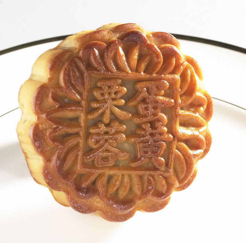 点心,月饼,无人,横图,俯视,室内,特写,白天,餐桌,桌子,餐具,中秋节,阴影,花纹,节日,庆祝,反射,圆形,标志,碟子,盘,图形,文字,影子,圆,字符,料理,食品,面点,几何,文化,标识,美食,食物,糕点,一个,黄色,白色,盘子,碟,庆典,中式,汉字,单个,餐台,纪念,数学,中文,中秋,国文,华文,宫饼,胡饼,团圆饼,小饼,月团,彩图,高角度拍摄,八月会,八月节,拜月节,端正月,秋节,团圆节,月节,月夕,几何图形,平面图形,广式月饼,栗蓉蛋黄月饼,shjb1