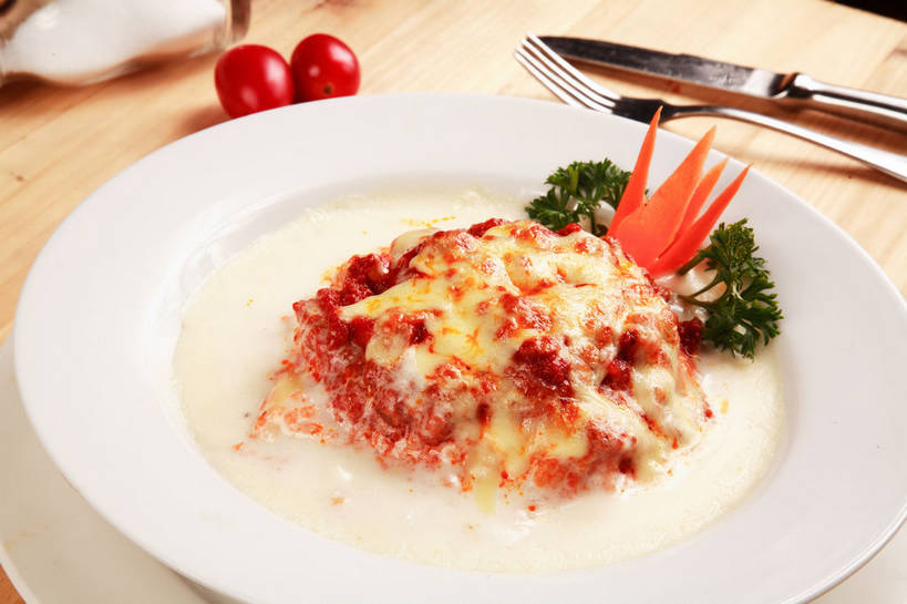 无人,横图,俯视,室内,特写,白天,烹饪,西餐,桌面,桌子,芹菜,蔬菜,西红柿,小番茄,餐具,叶子,阴影,新鲜,反射,木制,叉子,刀叉,刀子,碟子,罐子,盘,影子,木桌,白米,调料,谷类,谷物,料理,食品,绿叶,米,调味品,两把,调味料,大米,菜肴,美食,玻璃制品,食物,两个,盘子,玻璃瓶,木制品,瓶子,碟,嫩叶,西式,佳肴,有机食品,绿色食品,荷兰芹,欧芹,香芹,配菜,餐刀,焗饭,餐叉,法香,巴西利,洋香菜,洋芫荽,法国香菜,旱芹菜,番荽,小西红柿,樱桃小番茄,珍珠小番茄,叶,叶片,进餐用具,樱桃番茄,圣女果,番茄,彩图,高角度拍摄,木桌子,shjb1