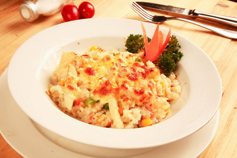 无人,横图,俯视,室内,特写,白天,烹饪,西餐,桌面,桌子,芹菜,蔬菜,西红柿,小番茄,餐具,叶子,阴影,新鲜,反射,木制,叉子,刀叉,刀子,碟子,罐子,盘,影子,木桌,白米,调料,谷类,谷物,料理,食品,绿叶,米,调味品,两把,调味料,大米,菜肴,美食,玻璃制品,食物,两个,盘子,玻璃瓶,木制品,瓶子,碟,嫩叶,西式,佳肴,有机食品,绿色食品,荷兰芹,欧芹,香芹,配菜,餐刀,焗饭,餐叉,法香,巴西利,洋香菜,洋芫荽,法国香菜,旱芹菜,番荽,小西红柿,樱桃小番茄,珍珠小番茄,叶,叶片,进餐用具,樱桃番茄,圣女果,番茄,彩图,高角度拍摄,木桌子,shjb1