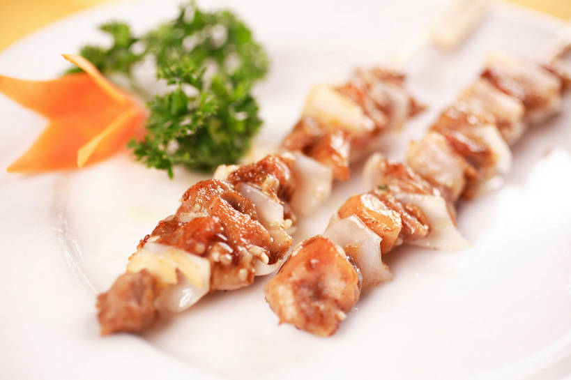 无人,横图,俯视,室内,特写,白天,烹饪,烧烤,餐桌,桌子,芹菜,蔬菜,餐具,叶子,两根,阴影,朦胧,模糊,新鲜,反射,碟子,盘,影子,料理,食品,绿叶,烤肉,菜肴,美食,食物,一个,白色,盘子,碟,嫩叶,佳肴,有机食品,绿色食品,荷兰芹,欧芹,香芹,单个,餐台,配菜,法香,巴西利,洋香菜,洋芫荽,法国香菜,旱芹菜,番荽,叶,叶片,彩图,高角度拍摄,烤肉串,shjb1