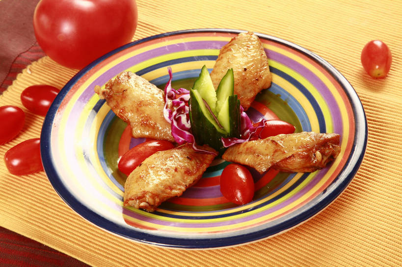 无人,横图,俯视,室内,特写,白天,烹饪,餐桌,桌子,黄瓜,蔬菜,西红柿,小番茄,椰菜,卷心菜,雕塑,新鲜,艺术,装饰,布料,雕刻,雕像,紫甘蓝,鸡肉,肉,料理,食品,布纹,鸡翅,菜肴,美食,肉类,紫包菜,桌布,食物,红色,餐巾,工艺品,台布,四个,赤甘蓝,甘蓝,佳肴,有机食品,绿色食品,餐台,华丽,修饰,美术,点缀,肉食,烤鸡翅,紫椰菜,美学,衬托,美观,雅致,雅观,紫圆白菜,小西红柿,樱桃小番茄,珍珠小番茄,甘蓝菜,樱桃番茄,洋柿子,圣女果,青瓜,结球甘蓝,胡瓜,红甘蓝,柑仔蜜,甘兰,番茄,臭柿,包心菜,餐桌布,彩图,高角度拍摄,六月柿,圆白菜,食雕,食品雕刻,食物雕刻,喜报三元,shjb1