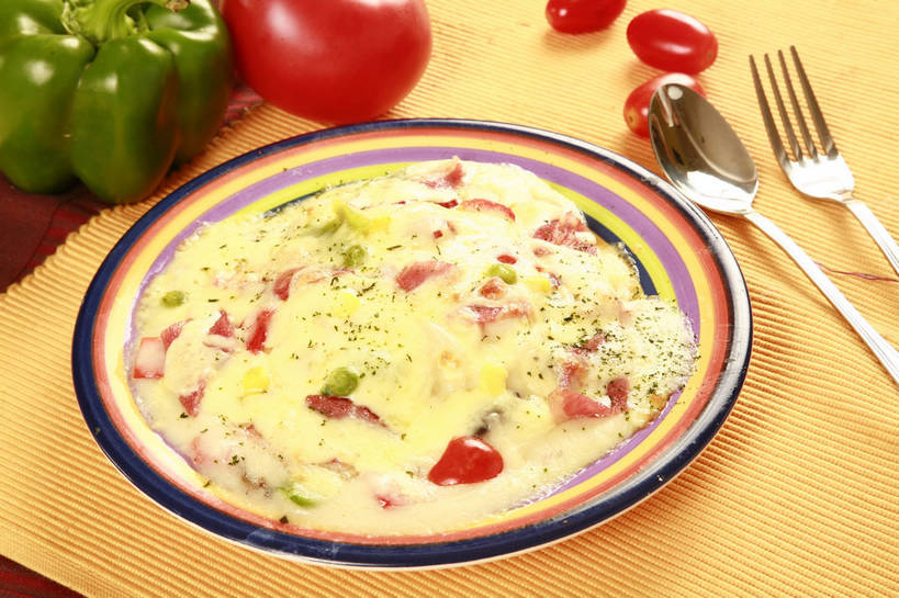 奶酪,无人,横图,俯视,室内,特写,白天,烹饪,西餐,餐桌,桌子,蔬菜,西红柿,小番茄,餐具,金属制品,新鲜,金属,布料,叉子,勺子,青椒,白米,调味,谷类,谷物,香料,佐料,干酪,起司,料理,食品,米,芝士,两把,营养,布纹,大米,菜肴,美食,桌布,食物,红色,绿色,餐巾,调羹,台布,汤匙,乳酪,西式,佳肴,有机食品,绿色食品,餐台,配料,乳制品,发酵,焗饭,餐叉,大椒,菜椒,作料,小西红柿,樱桃小番茄,珍珠小番茄,进餐用具,樱桃番茄,洋柿子,甜椒,柿子椒,圣女果,柑仔蜜,番茄,灯笼椒,臭柿,餐桌布,彩图,高角度拍摄,六月柿,喜报三元,shjb1