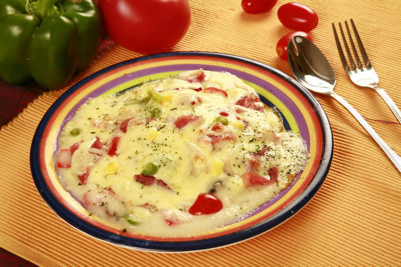 奶酪,无人,横图,俯视,室内,特写,白天,烹饪,西餐,餐桌,桌子,蔬菜,西红柿,小番茄,餐具,金属制品,新鲜,金属,布料,叉子,勺子,青椒,白米,调味,谷类,谷物,香料,佐料,干酪,起司,料理,食品,米,芝士,两把,营养,布纹,大米,菜肴,美食,桌布,食物,红色,绿色,餐巾,调羹,台布,汤匙,乳酪,西式,佳肴,有机食品,绿色食品,餐台,配料,乳制品,发酵,焗饭,餐叉,大椒,菜椒,作料,小西红柿,樱桃小番茄,珍珠小番茄,进餐用具,樱桃番茄,洋柿子,甜椒,柿子椒,圣女果,柑仔蜜,番茄,灯笼椒,臭柿,餐桌布,彩图,高角度拍摄,六月柿,喜报三元,shjb1