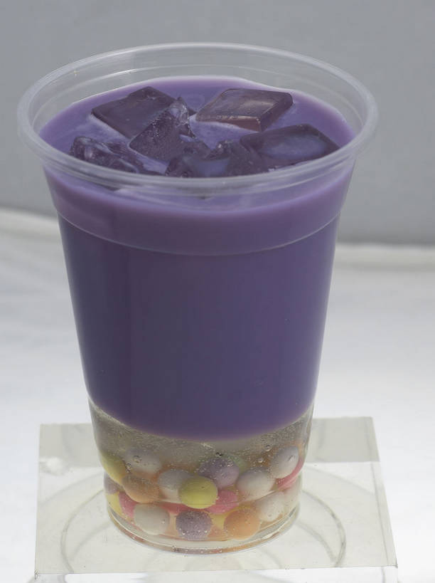 点心,无人,竖图,俯视,室内,特写,白天,餐桌,桌子,杯子,一堆,许多,堆叠,堆积,灰色背景,塑料,冰,冰块,食品,甜点,甜品,饮品,很多,一杯,冷冻,食物,饮料,紫色,容器,塑料制品,甜食,寒冷,摄影,影棚,冷藏,餐台,储藏,堆,冰冷,储存,可口,摄影棚,保鲜,适口,彩图,高角度拍摄,影棚拍摄,拍摄,贮存,粉圆,珍珠粉圆,shjb1