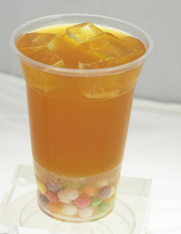 点心,无人,竖图,俯视,室内,特写,白天,餐桌,桌子,杯子,一堆,许多,堆叠,堆积,灰色背景,塑料,冰,冰块,食品,甜点,甜品,饮品,很多,一杯,冷冻,食物,饮料,黄色,容器,塑料制品,甜食,寒冷,摄影,影棚,冷藏,餐台,储藏,堆,冰冷,储存,可口,摄影棚,保鲜,适口,彩图,高角度拍摄,影棚拍摄,拍摄,贮存,粉圆,珍珠粉圆,shjb1