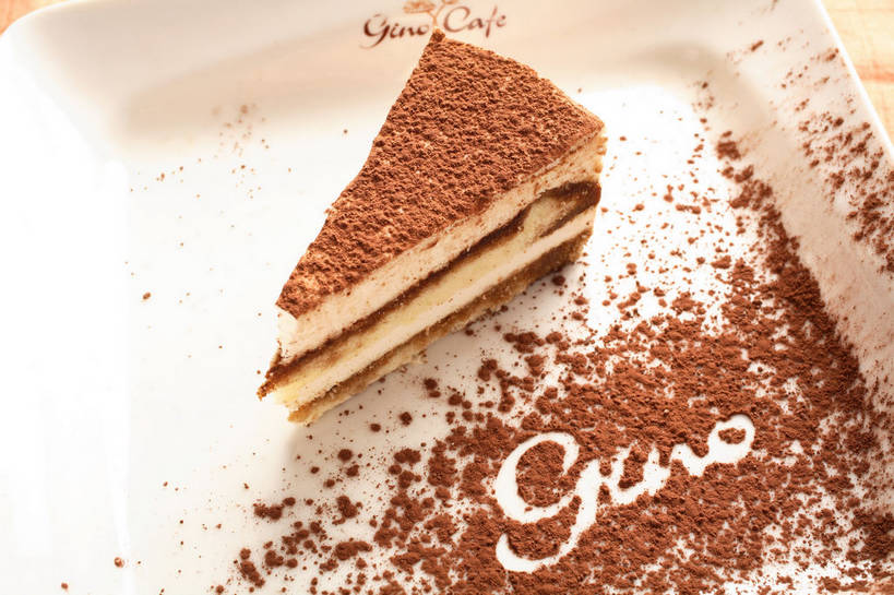 点心,无人,横图,俯视,室内,特写,白天,餐桌,桌子,餐具,一块,英文,标志,碟子,粉末,盘,文字,字符,陶瓷,字母,食品,甜点,甜品,褐色,果实,种子,陶瓷制品,可可,标识,提拉米苏,食物,糕点,一个,白色,盘子,碟,甜食,粉,单个,餐台,英文字母,可可粉,可可豆,粉状,粉剂,可可子,堤拉米苏,意大利蛋糕,彩图,高角度拍摄,蛋糕,shjb1