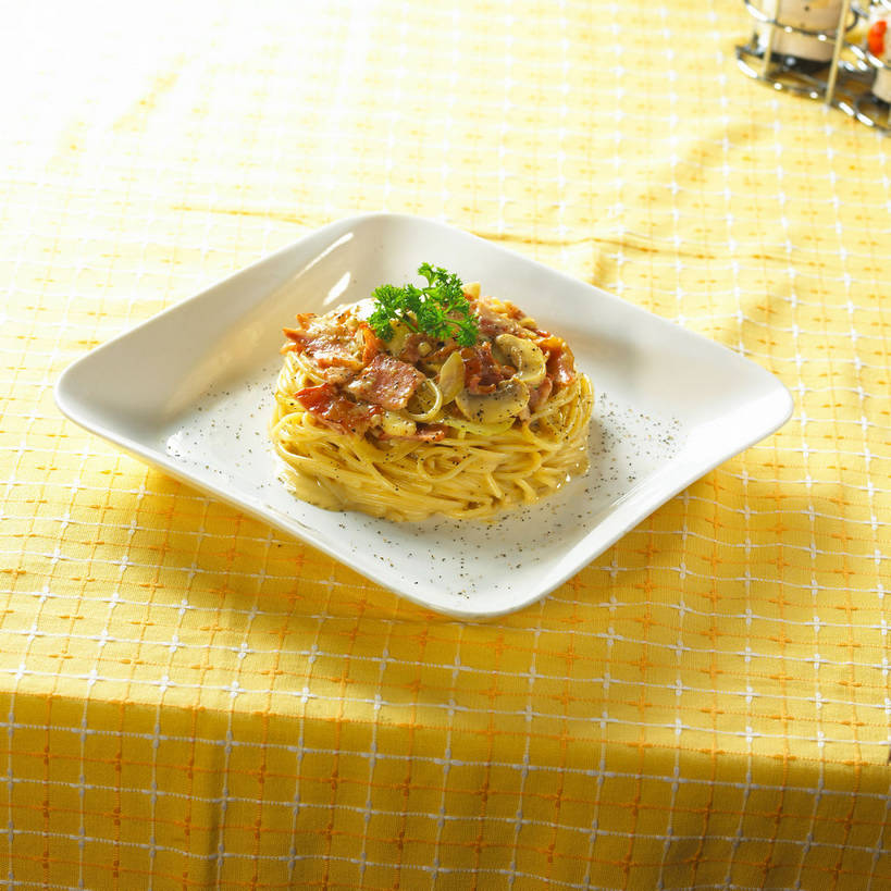 面食,面条,意大利面,无人,方图,俯视,室内,特写,白天,西餐,餐桌,桌子,芹菜,蔬菜,餐具,一堆,许多,堆叠,堆积,新鲜,装饰,布料,碟子,盘,陶瓷,菌菇,蘑菇,蛋,鸡蛋,面,肉,料理,食品,陶瓷制品,很多,菌类,布纹,培根,猪肉,肉类,玻璃制品,桌布,食物,两个,一个,白色,盘子,玻璃瓶,餐巾,瓶子,碟,台布,食用菌,西式,有机食品,绿色食品,荷兰芹,欧芹,香芹,单个,餐台,堆,华丽,修饰,点缀,真菌,白蘑菇,洋蘑菇,肉食,意粉,意面,豚肉,法香,巴西利,洋香菜,洋芫荽,法国香菜,衬托,美观,雅致,雅观,旱芹菜,番荽,卵,草腐菌,二孢蘑菇,双孢蘑菇,餐桌布,彩图,高角度拍摄,烟肉,腌熏,鸡卵,鸡子,培根蛋酱意大利面,煤矿工意大利面,培根意面,培根芝士意面,芝士培根意大利面,shjb1