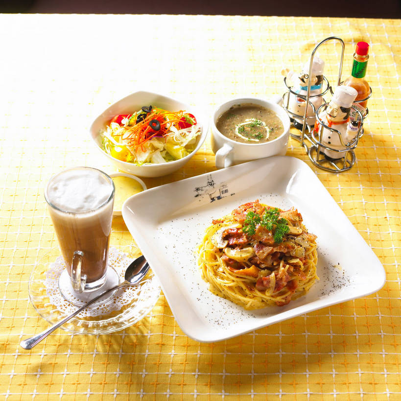 面食,面条,意大利面,无人,方图,俯视,室内,特写,白天,西餐,餐桌,桌子,橄榄,萝卜,胡萝卜,芹菜,蔬菜,西红柿,小番茄,杯子,餐具,纺织品,雕塑,一把,一堆,许多,堆叠,堆积,新鲜,艺术,装饰,布,布料,雕刻,雕像,碟子,盘,勺子,陶瓷,菌菇,蘑菇,蛋,调料,鸡蛋,酱料,酱汁,面,茄汁,肉,蔬菜沙拉,佐料,沙拉,料理,食品,杯垫,蕾丝,陶瓷制品,织物,饮品,调味品,很多,调味料,菌类,布纹,色拉,调味瓶,番茄酱,培根,猪肉,酱,沙拉酱,沙律,肉类,玻璃制品,桌布,食物,饮料,两个,一个,黄色,白色,盘子,玻璃瓶,餐巾,瓶子,水杯,工艺品,垫子,调羹,碟,台布,汤匙,食用菌,西式,有机食品,绿色食品,荷兰芹,欧芹,香芹,单个,餐台,纪念,色拉酱,堆,华丽,修饰,布匹,美术,点缀,真菌,可口,主题,黄萝卜,番萝卜,白蘑菇,洋蘑菇,陈列,肉食,意粉,意面,豚肉,法香,巴西利,洋香菜,洋芫荽,法国香菜,功能,美学,衬托,美观,雅致,雅观,旱芹菜,番荽,卵,草腐菌,二孢蘑菇,双孢蘑菇,适口,小西红柿,樱桃小番茄,珍珠小番茄,玻璃杯,青果,白榄,樱桃番茄,圣女果,红萝卜,甘荀,番茄,餐桌布,彩图,高角度拍摄,烟肉,腌熏,镂空织物,丁香萝卜,胡芦菔金,金笋,鸡卵,鸡子,培根蛋酱意大利面,煤矿工意大利面,培根意面,培根芝士意面,芝士培根意大利面,shjb1