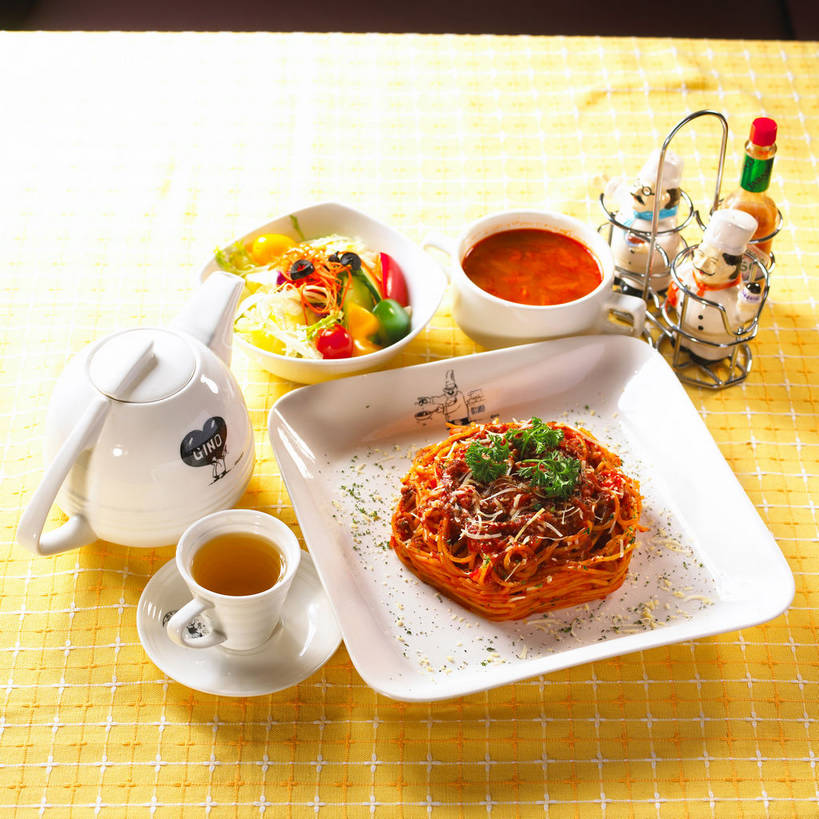 面食,面条,意大利面,无人,方图,俯视,室内,特写,白天,西餐,幸福,餐桌,茶,桌子,橄榄,萝卜,胡萝卜,黄瓜,蔬菜,西红柿,小番茄,椰菜,卷心菜,杯子,餐具,雕塑,一堆,许多,堆叠,堆积,新鲜,艺术,装饰,布料,瓷器,雕刻,雕像,碟子,方格,格子,盘,陶瓷,菌菇,蘑菇,西兰花,调料,酱料,酱汁,面,茄汁,蔬菜沙拉,汤,佐料,沙拉,茶叶,料理,食品,咖啡杯,陶瓷制品,调味品,很多,一杯,调味料,菌类,布纹,娱乐,色拉,调味瓶,番茄酱,酱,沙拉酱,沙律,玻璃制品,桌布,食物,黄色,红色,白色,盘子,玻璃瓶,餐巾,瓶子,容器,工艺品,碟,台布,碗,享受,休闲,温馨,罗宋汤,甘蓝,食用菌,放松,乐趣,西式,有机食品,绿色食品,餐台,纪念,色拉酱,储藏,堆,美术,提神,舒适,真菌,储存,主题,瓷杯,醒脑,黄萝卜,番萝卜,白蘑菇,洋蘑菇,陈列,意粉,意面,功能,美学,草腐菌,二孢蘑菇,双孢蘑菇,甘蓝花,羹汤,小西红柿,樱桃小番茄,珍珠小番茄,甘蓝菜,青果,白榄,樱桃番茄,圣女果,青瓜,结球甘蓝,胡瓜,红萝卜,甘荀,甘兰,番茄,包心菜,餐桌布,彩图,高角度拍摄,黄色小番茄,丁香萝卜,胡芦菔金,圆白菜,金笋,绿菜花,绿花菜,青花菜,蔬菜皇冠,贮存,shjb1