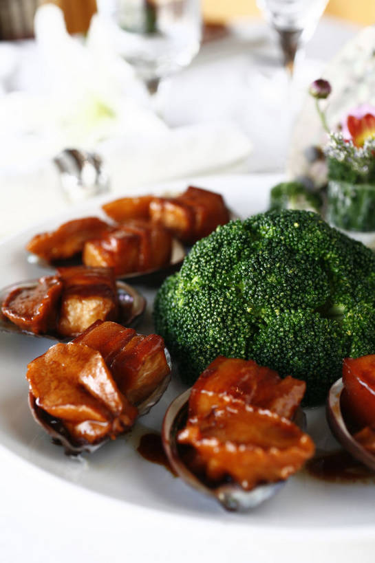 无人,竖图,俯视,室内,特写,白天,烹饪,中餐,餐桌,桌子,蔬菜,杯子,餐具,许多,阴影,新鲜,环绕,围绕,反射,碟子,盘,影子,陶瓷,西兰花,调料,红烧,酱料,酱汁,肉,佐料,料理,食品,陶瓷制品,调味品,很多,调味料,环抱,猪肉,酱,菜肴,美食,肉类,玻璃制品,食物,红色,盘子,水杯,碟,红烧肉,中式,佳肴,有机食品,绿色食品,餐台,中华料理,五花肉,肉食,豚肉,萦绕,甘蓝花,红烧菜,肋条肉,三层肉,本帮菜,沪菜,上海菜,玻璃杯,彩图,高角度拍摄,绿菜花,绿花菜,青花菜,蔬菜皇冠,小鲍鱼红烧肉,小鲍鱼,shjb1