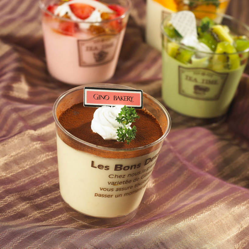 点心,无人,方图,俯视,室内,特写,白天,餐桌,桌子,草莓,柑橘,浆果,猕猴桃,芹菜,杯子,水果,阴影,新鲜,装饰,反射,英文,标志,布料,文字,影子,字符,字母,生食,食品,甜点,甜品,果实,布纹,标识,提拉米苏,玻璃制品,桌布,食物,糕点,红色,餐巾,水杯,台布,甜食,奶油,巧克力,四个,有机食品,绿色食品,荷兰芹,欧芹,香芹,餐台,朱古力,英文字母,华丽,修饰,点缀,乳制品,法香,巴西利,洋香菜,洋芫荽,法国香菜,衬托,美观,雅致,雅观,旱芹菜,番荽,激凌,克林姆,淇淋,堤拉米苏,柑桔,意大利蛋糕,玻璃杯,洋莓,水果皇后,奇异果,猕猴梨,橘子,桔子,红莓,地莓,餐桌布,彩图,高角度拍摄,大红蜜橘,大红袍,红橘,黄橘,宽皮橘,蛋糕,shjb1