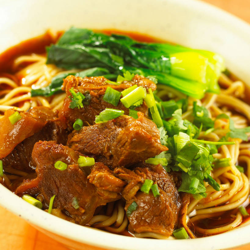 面食,面条,无人,方图,俯视,室内,特写,白天,烹饪,中餐,餐桌,桌子,蔬菜,阴影,新鲜,反射,布料,影子,葱,青菜,青葱,香菜,调味,面,肉,香料,佐料,牛肉,料理,食品,布纹,菜肴,美食,肉类,桌布,食物,餐巾,台布,中式,佳肴,牛肉面,有机食品,绿色食品,餐台,中华料理,配料,小白菜,肉食,胡菜,香荽,原荽,园荽,芫荽,作料,胡荽,莞荽,芫茜,芫蓿,莚葛草,莚荽菜,不结球白菜,餐桌布,彩图,高角度拍摄,牛肉拉面,shjb1