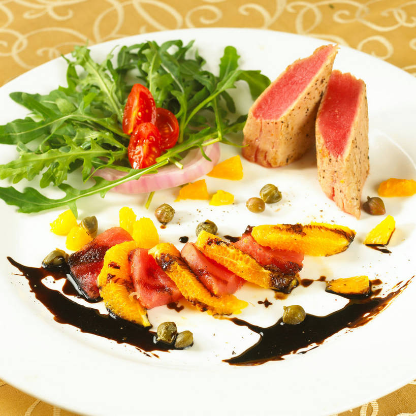 无人,方图,俯视,室内,特写,白天,烹饪,西餐,餐桌,桌子,柑橘,橄榄,蔬菜,西红柿,小番茄,餐具,水果,新鲜,布料,碟子,盘,陶瓷,调料,酱料,酱汁,肉,生食,佐料,料理,食品,果实,陶瓷制品,调味品,调味料,布纹,蔬果,酱,菜肴,美食,肉类,桌布,食物,白色,盘子,餐巾,碟,台布,西式,佳肴,有机食品,绿色食品,餐台,肉食,芝麻菜,德国芥菜,火箭生莱,芸芥,芝麻叶,紫花南芥,柑桔,小西红柿,樱桃小番茄,珍珠小番茄,青果,橘子,桔子,白榄,樱桃番茄,圣女果,番茄,餐桌布,彩图,高角度拍摄,大红蜜橘,大红袍,红橘,黄橘,宽皮橘,火箭菜,shjb1