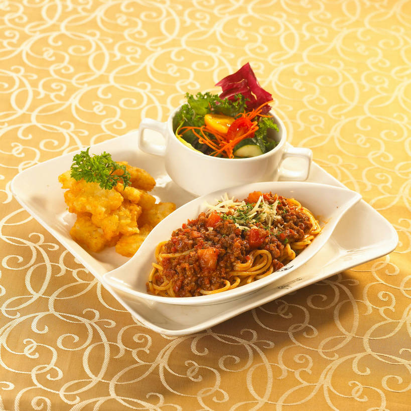 面食,面条,意大利面,无人,方图,俯视,室内,特写,白天,西餐,餐桌,桌子,芹菜,蔬菜,西红柿,小番茄,餐具,一堆,许多,阴影,堆叠,堆积,新鲜,反射,布料,碟子,盘,影子,陶瓷,菊苣,生菜,莴苣,调料,酱料,酱汁,面,茄汁,肉,蔬菜沙拉,佐料,沙拉,料理,食品,苦菜,陶瓷制品,调味品,很多,调味料,布纹,色拉,番茄酱,肉酱,肉糜,肉末,酱,沙拉酱,沙律,肉类,桌布,食物,红色,白色,盘子,餐巾,容器,碟,台布,碗,西式,有机食品,绿色食品,荷兰芹,欧芹,香芹,餐台,色拉酱,储藏,堆,苦苣,储存,肉食,意粉,意面,法香,巴西利,洋香菜,洋芫荽,法国香菜,春菜,鹅仔菜,莴仔菜,千金菜,旱芹菜,番荽,叶用莴苣,小西红柿,樱桃小番茄,珍珠小番茄,樱桃番茄,圣女果,番茄,餐桌布,彩图,高角度拍摄,咖啡草,咖啡萝卜,卡斯尼,明目菜,皱叶苦苣,贮存,番茄肉酱,番茄肉酱意面,shjb1