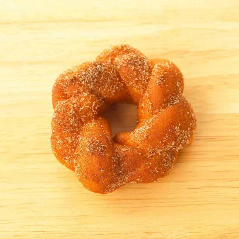 点心,面包,无人,方图,俯视,室内,特写,白天,餐桌,桌子,木制,食品,面点,食物,糕点,一个,木制品,甜甜圈,单个,餐台,多纳滋面包,唐纳滋,面包圈,彩图,高角度拍摄,shjb1