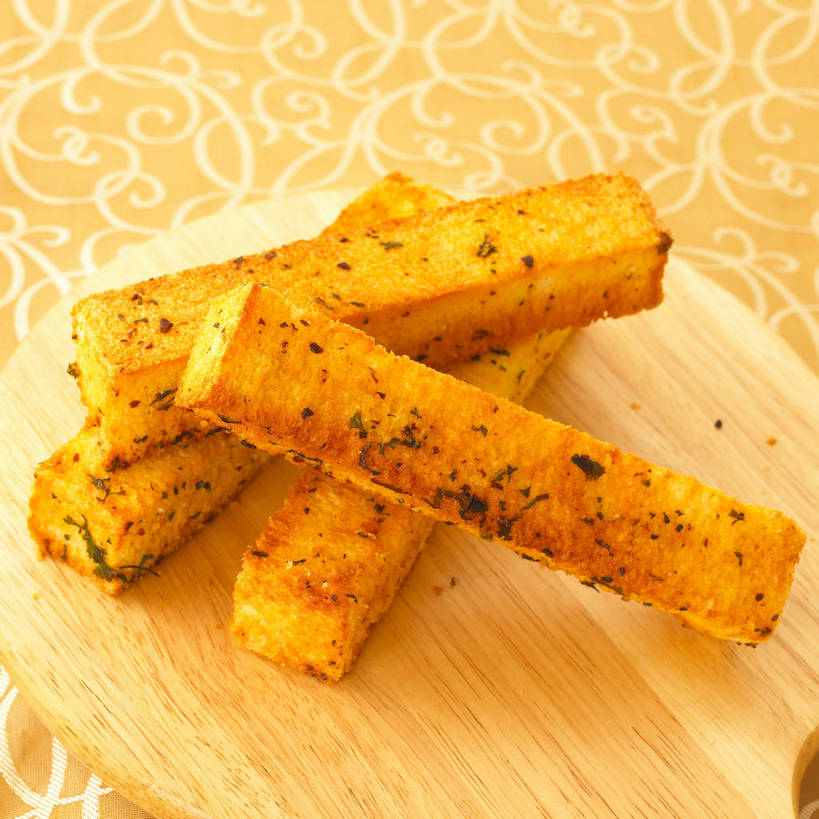 点心,面包,无人,方图,俯视,室内,特写,白天,餐桌,桌子,一堆,堆叠,堆积,木制,布料,调味,香料,佐料,食品,面点,案板,布纹,砧板,桌布,食物,糕点,餐巾,木制品,台布,四个,餐台,堆,配料,作料,餐桌布,彩图,高角度拍摄,面包棒,shjb1