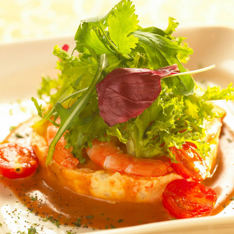 无人,方图,俯视,室内,特写,白天,烹饪,西餐,餐桌,桌子,西红柿,小番茄,餐具,碟子,盘,陶瓷,生菜,莴苣,香菜,调料,酱料,酱汁,肉,佐料,料理,食品,陶瓷制品,调味品,调味料,酱,菜肴,美食,肉类,食物,红色,白色,盘子,碟,西式,佳肴,餐台,虾肉,肉食,芝麻菜,胡菜,香荽,原荽,园荽,芫荽,春菜,鹅仔菜,莴仔菜,千金菜,德国芥菜,火箭生莱,芸芥,芝麻叶,紫花南芥,胡荽,莞荽,芫茜,芫蓿,莚葛草,莚荽菜,叶用莴苣,小西红柿,樱桃小番茄,珍珠小番茄,樱桃番茄,圣女果,番茄,彩图,高角度拍摄,火箭菜,shjb1