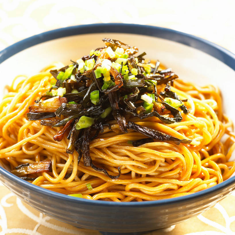 面食,面条,无人,方图,俯视,室内,特写,白天,烹饪,中餐,餐桌,桌子,蔬菜,一堆,许多,阴影,堆叠,堆积,条纹,新鲜,反射,布料,影子,陶瓷,葱,青葱,调味,面,香料,佐料,料理,食品,陶瓷制品,很多,布纹,菜肴,美食,桌布,食物,一个,餐巾,容器,台布,碗,中式,佳肴,有机食品,绿色食品,单个,餐台,中华料理,储藏,堆,配料,储存,拌面,作料,餐桌布,彩图,高角度拍摄,贮存,葱油拌面,shjb1