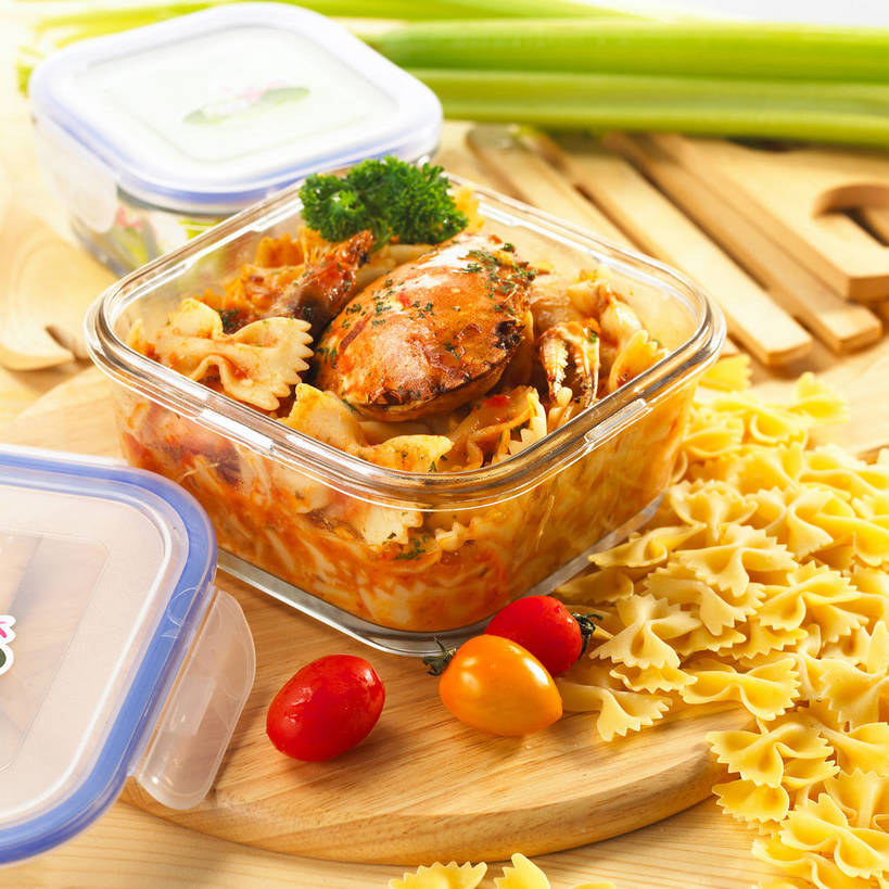 面食,面条,蟹,意大利面,无人,方图,俯视,室内,特写,白天,西餐,餐桌,桌子,芹菜,蔬菜,西红柿,小番茄,玻璃,一堆,许多,堆叠,堆积,新鲜,木制,螃蟹,调料,酱料,酱汁,面,肉,佐料,料理,食品,案板,调味品,很多,蟹肉,调味料,酱,肉类,玻璃制品,盒子,砧板,食物,三个,红色,保鲜盒,木制品,容器,西式,有机食品,绿色食品,荷兰芹,欧芹,香芹,餐台,储藏,堆,蝴蝶面,储存,肉食,意粉,意面,法香,巴西利,洋香菜,洋芫荽,法国香菜,旱芹菜,番荽,甲壳动物,小西红柿,樱桃小番茄,珍珠小番茄,樱桃番茄,药芹,水芹,圣女果,旱芹,番茄,彩图,高角度拍摄,贮存,德力立扣保鲜盒,shjb1