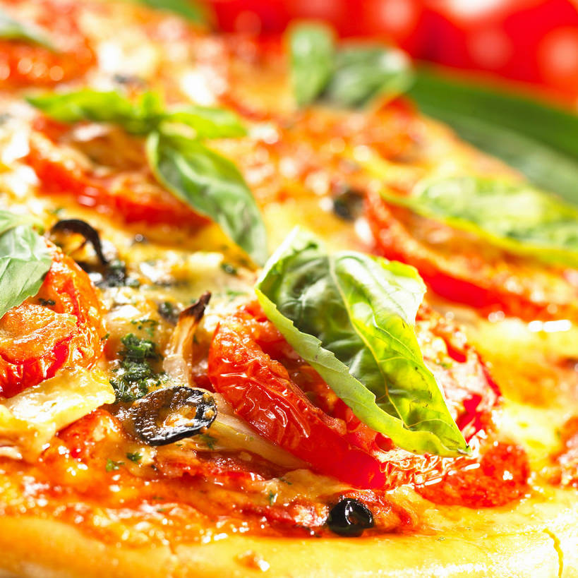 奶酪,无人,方图,俯视,室内,特写,白天,烹饪,西餐,植物,橄榄,蔬菜,西红柿,小番茄,水果,阴影,朦胧,模糊,新鲜,反射,影子,调料,酱料,酱汁,茄汁,生食,香料,佐料,干酪,起司,料理,食品,披萨,匹萨,果实,草药,调味品,芝士,营养,调味料,蔬果,番茄酱,酱,菜肴,美食,中药,食物,红色,快餐,香草,乳酪,西式,佳肴,有机食品,绿色食品,罗勒,乳制品,比萨,紫苏,药材,中草药,发酵,西式快餐,垃圾食品,意大利薄饼,九层塔,圣约瑟夫草,甜罗勒,兰香,中药材,本草,小西红柿,樱桃小番茄,珍珠小番茄,青果,白榄,樱桃番茄,圣女果,番茄,彩图,高角度拍摄,乳酪番茄披萨,shjb1