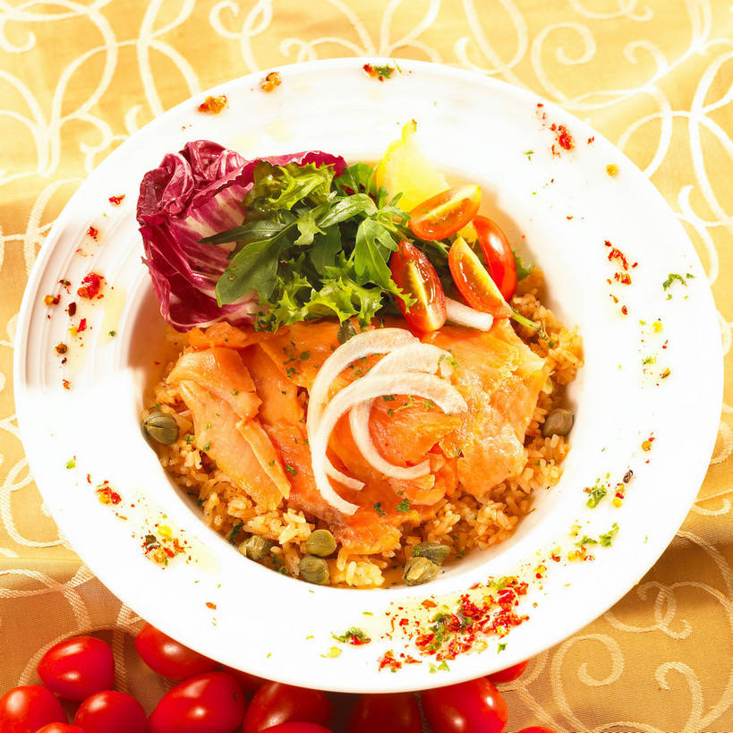 海鲜,米饭,三文鱼,无人,方图,俯视,室内,特写,白天,烹饪,西餐,餐桌,桌子,鲑鱼,柠檬,蔬菜,西红柿,小番茄,水果,一堆,许多,阴影,堆叠,堆积,新鲜,反射,鱼,影子,陶瓷,菊苣,炒饭,肉,生食,鱼肉,料理,食品,果实,苦菜,陶瓷制品,饭,很多,蔬果,水产,菜肴,美食,肉类,鱼类,海洋生物,食物,白色,容器,碗,西式,佳肴,有机食品,绿色食品,餐台,储藏,堆,苦苣,五谷,储存,水生动物,海产品,水生物,肉食,海底动物,芝麻菜,鲑,德国芥菜,火箭生莱,芸芥,芝麻叶,紫花南芥,小西红柿,樱桃小番茄,珍珠小番茄,益母果,柠果,樱桃番茄,圣女果,番茄,彩图,高角度拍摄,火箭菜,咖啡草,咖啡萝卜,卡斯尼,明目菜,皱叶苦苣,贮存,三文鱼炒饭,shjb1