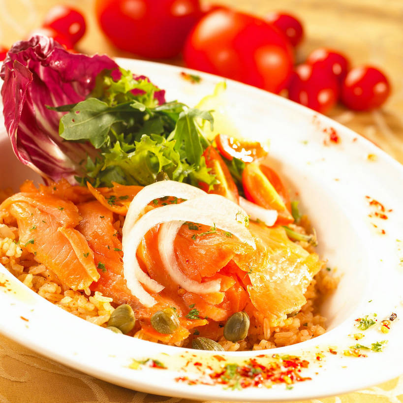 海鲜,米饭,三文鱼,无人,方图,俯视,室内,特写,白天,烹饪,西餐,餐桌,桌子,鲑鱼,蔬菜,西红柿,小番茄,洋葱,一堆,许多,阴影,堆叠,堆积,新鲜,反射,鱼,布料,影子,菊苣,炒饭,调料,酱料,酱汁,肉,鱼肉,佐料,料理,食品,苦菜,饭,调味品,很多,调味料,布纹,水产,酱,菜肴,美食,肉类,鱼类,海洋生物,桌布,食物,红色,餐巾,台布,西式,佳肴,有机食品,绿色食品,餐台,堆,苦苣,五谷,玉葱,水生动物,海产品,水生物,肉食,海底动物,鲑,小西红柿,樱桃小番茄,珍珠小番茄,荷兰葱,圆葱,樱桃番茄,洋葱头,圣女果,球葱,番茄,葱头,餐桌布,彩图,高角度拍摄,咖啡草,咖啡萝卜,卡斯尼,明目菜,皱叶苦苣,三文鱼炒饭,shjb1