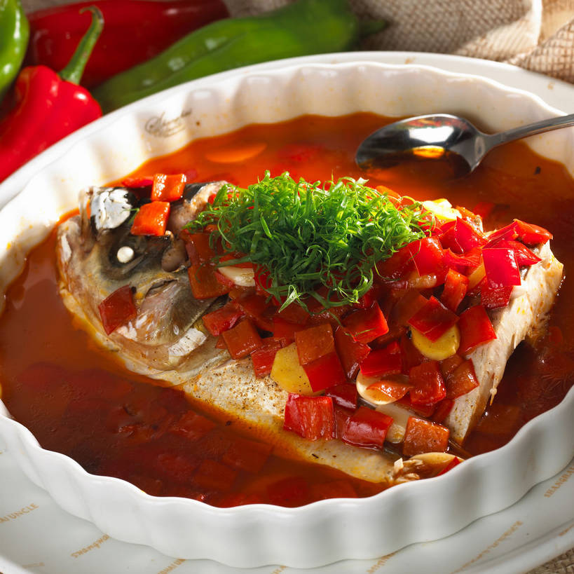 无人,方图,俯视,室内,特写,白天,烹饪,中餐,餐桌,桌子,蔬菜,餐具,一把,新鲜,碟子,盘,勺子,陶瓷,青椒,调味,肉,香料,鱼肉,佐料,料理,食品,陶瓷制品,菜肴,美食,肉类,食物,红色,白色,盘子,容器,调羹,碟,汤匙,碗,中式,佳肴,有机食品,绿色食品,餐台,中华料理,储藏,配料,储存,肉食,大椒,菜椒,作料,湖南菜,湘菜,甜椒,柿子椒,灯笼椒,彩图,高角度拍摄,剁椒鱼头,贮存,shjb1