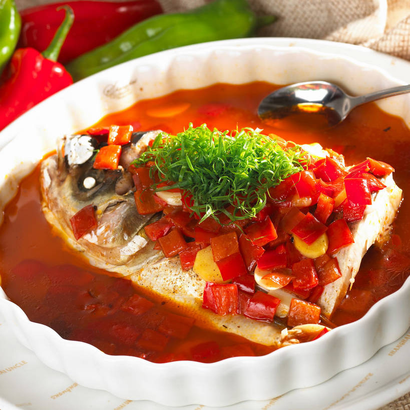 无人,方图,俯视,室内,特写,白天,烹饪,中餐,餐桌,桌子,蔬菜,餐具,一把,新鲜,碟子,盘,勺子,陶瓷,青椒,调味,肉,香料,鱼肉,佐料,料理,食品,陶瓷制品,菜肴,美食,肉类,食物,红色,白色,盘子,容器,调羹,碟,汤匙,碗,中式,佳肴,有机食品,绿色食品,餐台,中华料理,储藏,配料,储存,肉食,大椒,菜椒,作料,湖南菜,湘菜,甜椒,柿子椒,灯笼椒,彩图,高角度拍摄,剁椒鱼头,贮存,shjb1