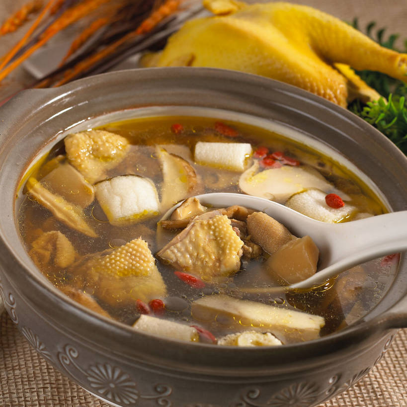 无人,方图,俯视,室内,特写,白天,烹饪,中餐,植物,餐桌,桌子,蔬菜,一把,新鲜,布料,勺子,陶瓷,菌菇,香菇,鸡肉,肉,汤,料理,食品,果实,草药,药草,陶瓷制品,菌类,布纹,菜肴,美食,肉类,中药,桌布,食物,餐巾,容器,调羹,台布,汤匙,碗,中式,食用菌,佳肴,有机食品,绿色食品,餐台,中华料理,储藏,枸杞子,枸杞,真菌,储存,药材,中草药,肉食,鸡汤,中药材,本草,苟起子,枸杞豆,枸杞果,血杞子,椎茸,餐桌布,彩图,高角度拍摄,平庄菇,香菌,香蕈,贮存,白条鸡,光鸡,shjb1