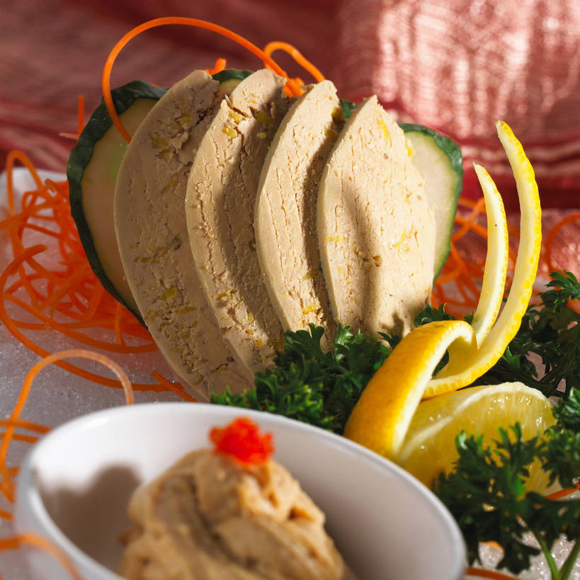 内脏,肝脏,无人,方图,俯视,室内,特写,白天,烹饪,中餐,餐桌,桌子,柑橘,萝卜,胡萝卜,黄瓜,芹菜,蔬菜,餐具,水果,新鲜,装饰,碟子,盘,生食,料理,食品,果实,蔬果,菜肴,美食,食物,盘子,碟,中式,佳肴,有机食品,绿色食品,荷兰芹,欧芹,香芹,餐台,中华料理,华丽,修饰,点缀,黄萝卜,番萝卜,法香,巴西利,洋香菜,洋芫荽,法国香菜,衬托,美观,雅致,雅观,旱芹菜,番荽,鹅肝,柑桔,肝,橘子,桔子,青瓜,胡瓜,红萝卜,甘荀,彩图,高角度拍摄,鹅肥肝,大红蜜橘,大红袍,红橘,黄橘,宽皮橘,丁香萝卜,胡芦菔金,金笋,shjb1