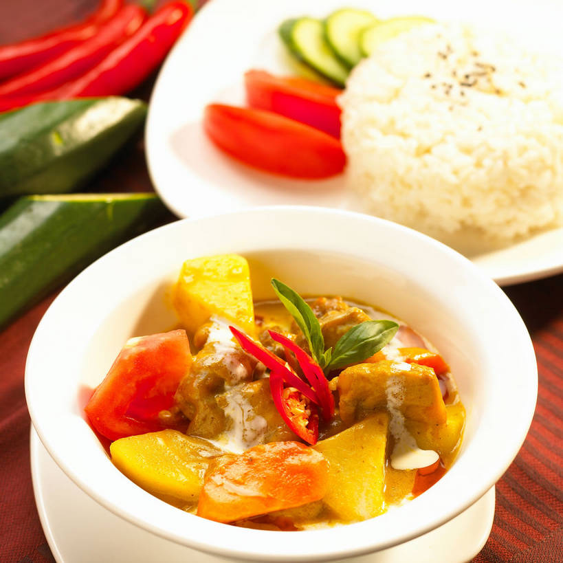 米饭,咖哩,无人,方图,俯视,室内,特写,白天,烹饪,中餐,餐桌,桌子,黄瓜,辣椒,蔬菜,土豆,西红柿,餐具,一堆,许多,堆叠,堆积,新鲜,碟子,盘,陶瓷,调料,肉,牛肉,料理,食品,陶瓷制品,饭,调味品,很多,调味料,咖喱,菜肴,美食,肉类,食物,白色,盘子,容器,碟,碗,中式,佳肴,有机食品,绿色食品,餐台,中华料理,储藏,堆,五谷,储存,肉食,辣角,红海椒,大椒,辣虎,广椒,馍馍蛋,广东菜,粤菜,洋芋,洋柿子,山药蛋,青瓜,马铃薯,辣子,胡瓜,红辣椒,海椒,柑仔蜜,番茄,番椒,臭柿,彩图,高角度拍摄,咖喱牛肉,六月柿,贮存,喜报三元,shjb1