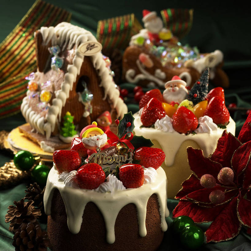 点心,无人,方图,俯视,室内,特写,白天,植物,餐桌,桌子,草莓,浆果,猕猴桃,水果,圣诞节,圣诞老人,节日,庆祝,新鲜,装饰,布料,丝绸,丝带,生食,食品,坚果,甜点,果实,圣诞树,松果,缎带,布纹,文化,绸带,桌布,树,树木,食物,糕点,红色,绿色,自然,餐巾,台布,饼干,甜食,干果,零食,庆典,有机食品,绿色食品,生长,成长,餐台,纪念,华丽,修饰,点缀,松塔,姜饼,衬托,美观,雅致,雅观,姜饼屋,圣诞蛋糕,德式姜饼,洋莓,水果皇后,奇异果,猕猴梨,红莓,地莓,餐桌布,彩图,高角度拍摄,圣诞姜饼屋,shjb1