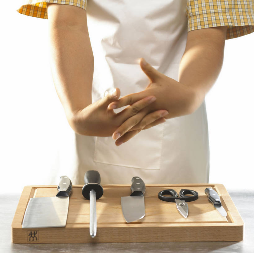 东方人,手,一个人,厨师,站,双手交叉,横图,室内,特写,白天,白色背景,正面,衬衫,桌面,桌子,金属制品,亚洲,双手,仅一个男性,仅一个人,五个,一块,一排,许多,修剪,阴影,整齐,反射,金属,木制,棒子,方格,格子,工具,剪刀,围裙,影子,案板,刀具,黄种人,砧板,排列,仅一个年轻男性,白色,木制品,刀,站着,手部,摄影,影棚,裁剪,剪子,剪裁,切割,队列,摄影棚,菜刀,磨刀,磨刀棒,切菜刀,男人,男性,年轻男性,亚洲人,厨师长,厨子,大厨,主厨,十字手,站立,半身,彩图,影棚拍摄,衬衣,拍摄,厨房料理台,料理台,shjb1