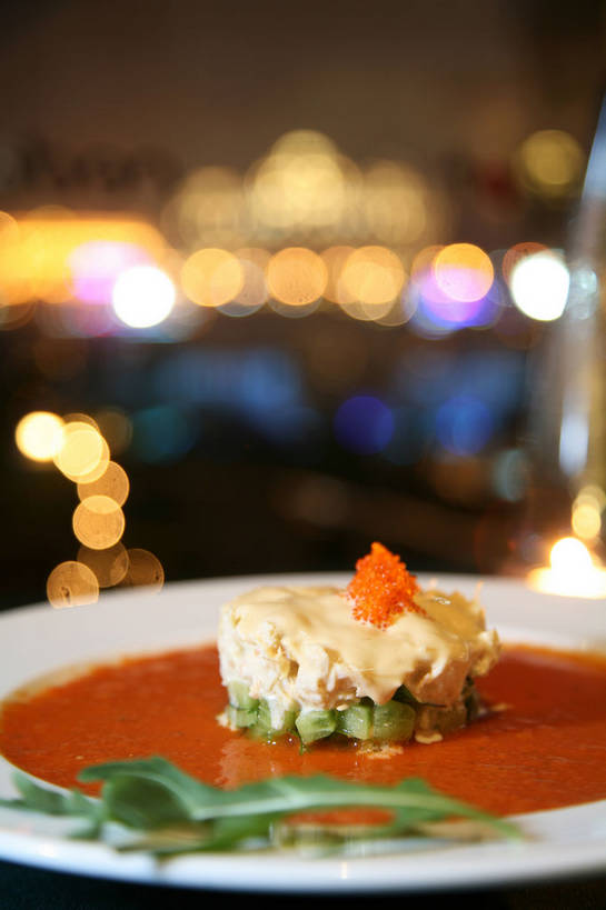 无人,餐厅,竖图,室内,特写,夜晚,正面,烹饪,西餐,餐桌,桌子,夜景,黄瓜,蔬菜,餐具,阴影,朦胧,模糊,新鲜,光线,碟子,盘,影子,陶瓷,灯光,调料,酱料,酱汁,鱼卵,佐料,料理,食品,陶瓷制品,调味品,鱼籽,调味料,酱,菜肴,美食,食物,盘子,碟,橙色,西式,佳肴,有机食品,绿色食品,餐台,芝麻菜,德国芥菜,火箭生莱,芸芥,芝麻叶,紫花南芥,青瓜,胡瓜,彩图,餐馆,饭店,饭馆,火箭菜,shjb1