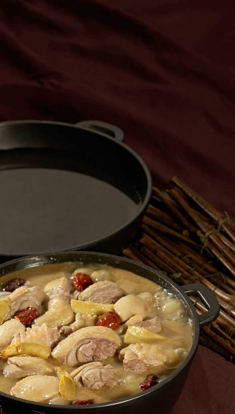 无人,竖图,俯视,室内,特写,白天,烹饪,中餐,餐桌,桌子,厨具,一堆,许多,阴影,堆叠,堆积,反射,布料,锅子,石锅,影子,鸡肉,肉,料理,食品,茎,很多,布纹,锅,菜肴,美食,肉类,桌布,食物,两个,黄色,红色,黑色,餐巾,台布,中式,枣,红枣,佳肴,餐台,锅具,中华料理,堆,枣子,肉食,烹饪用具,大枣,烹调用具,餐桌布,烹调,彩图,高角度拍摄,shjb1,大枣炖鸡