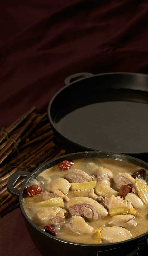 无人,竖图,俯视,室内,特写,白天,烹饪,中餐,餐桌,桌子,厨具,一堆,许多,阴影,堆叠,堆积,反射,布料,锅子,石锅,影子,鸡肉,肉,料理,食品,茎,很多,布纹,锅,菜肴,美食,肉类,桌布,食物,两个,黄色,红色,黑色,餐巾,台布,中式,枣,红枣,佳肴,餐台,锅具,中华料理,堆,枣子,肉食,烹饪用具,大枣,烹调用具,餐桌布,烹调,彩图,高角度拍摄,shjb1,大枣炖鸡