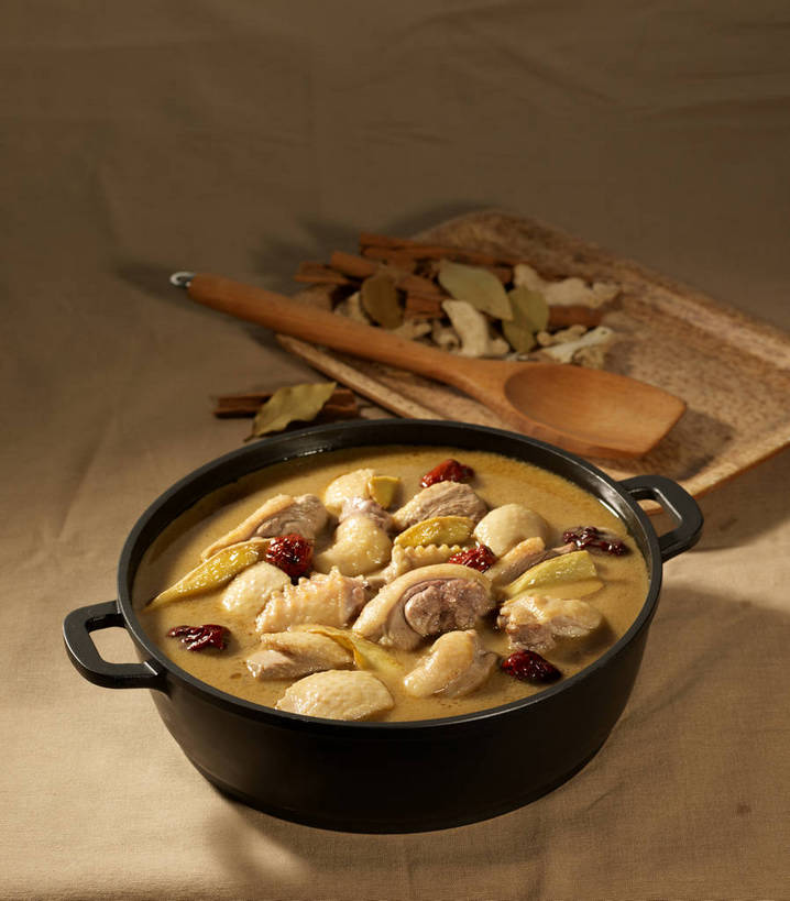 无人,竖图,俯视,室内,特写,白天,烹饪,中餐,餐桌,桌子,餐具,厨具,阴影,反射,木制,布料,碟子,锅子,盘,石锅,影子,勺子,调味,鸡肉,肉,香料,佐料,料理,食品,肉桂,布纹,锅,菜肴,美食,肉类,桌布,食物,三个,黄色,红色,盘子,餐巾,木制品,调羹,碟,台布,汤匙,中式,枣,红枣,佳肴,餐台,锅具,中华料理,配料,草本,枣子,肉食,桂皮,烹饪用具,月桂叶,香叶,作料,官桂,牡桂,筒桂,香桂,玉桂,天竺桂,香桂叶,桂叶,大枣,月桂,烹调用具,餐桌布,烹调,彩图,高角度拍摄,shjb1,大枣炖鸡