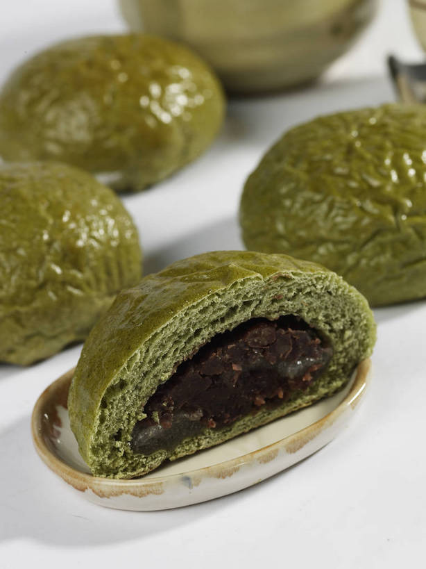 点心,无人,竖图,俯视,室内,特写,白天,下午茶,餐桌,桌子,餐具,切开,阴影,灰色背景,朦胧,模糊,反射,碟子,壶,盘,影子,陶瓷,食品,红豆沙,陶瓷制品,水壶,食物,糕点,两个,盘子,茶壶,容器,碟,切,四个,摄影,影棚,餐台,抹茶蛋糕,摄影棚,剖面,豆沙,切面,彩图,高角度拍摄,影棚拍摄,拍摄,蛋糕,豆蓉,红豆泥,shjb1