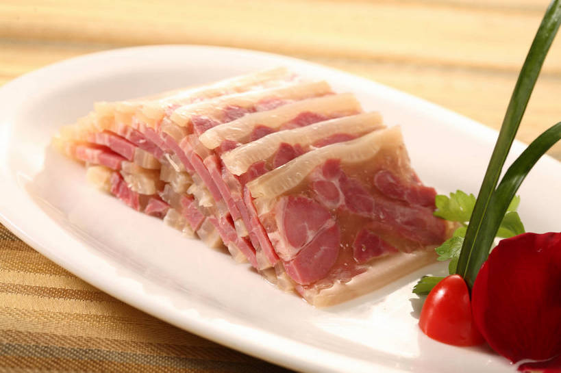 无人,横图,俯视,室内,特写,白天,烹饪,中餐,餐桌,桌子,蔬菜,西红柿,小番茄,餐具,叶子,一排,切开,阴影,新鲜,整齐,装饰,反射,碟子,盘,影子,肉,料理,食品,绿叶,猪肉,菜肴,美食,肉类,食物,排列,一个,红色,白色,盘子,碟,切,中式,嫩叶,佳肴,有机食品,绿色食品,单个,餐台,中华料理,肉皮,华丽,修饰,点缀,配菜,队列,剖面,肉食,肉冻,切面,豚肉,衬托,美观,雅致,雅观,小西红柿,樱桃小番茄,珍珠小番茄,肉皮冻,猪肉皮,叶,叶片,樱桃番茄,圣女果,番茄,彩图,高角度拍摄,shjb1