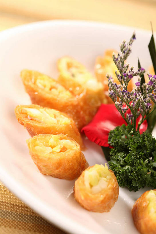 无人,竖图,俯视,室内,特写,白天,烹饪,中餐,餐桌,桌子,芹菜,蔬菜,餐具,叶子,许多,阴影,新鲜,装饰,环绕,盛开,围绕,反射,碟子,盘,影子,肉,料理,食品,绿叶,紫菜,很多,花蕾,环抱,肉糜,肉末,猪肉,豆腐皮,菜肴,美食,肉类,花,花瓣,花朵,鲜花,食物,排列,一个,黄色,白色,盘子,碟,花苞,花蕊,中式,嫩叶,佳肴,有机食品,绿色食品,荷兰芹,欧芹,香芹,单个,餐台,中华料理,华丽,修饰,点缀,配菜,腐竹,肉食,法香,巴西利,洋香菜,洋芫荽,法国香菜,衬托,美观,雅致,雅观,旱芹菜,番荽,摆列,萦绕,豆腐衣,膜菜,索菜,坛紫菜,子菜,紫英,紫瑛,油皮,叶,叶片,彩图,高角度拍摄,猪肉末,布列,分列,shjb1,如意腐皮卷