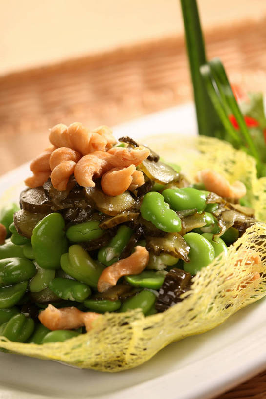 点心,无人,交叉,竖图,俯视,室内,特写,白天,烹饪,中餐,植物,餐桌,桌子,竹子,豆,大豆,蔬菜,餐具,叶子,一堆,许多,阴影,堆叠,堆积,竹制,朦胧,模糊,新鲜,装饰,编织,反射,碟子,盘,影子,豆类,豆子,毛豆,油炸,料理,食品,绿叶,很多,冷盘,菜肴,美食,食物,一个,白色,盘子,碟,零食,中式,嫩叶,冷菜,凉菜,麻花,佳肴,有机食品,绿色食品,单个,餐台,中华料理,竹条,堆,华丽,修饰,交织,点缀,配菜,竹制品,豆科,衬托,美观,雅致,雅观,枝豆,穿插,叶,叶片,黄豆,彩图,高角度拍摄,脆麻花,卷麻花,shjb1