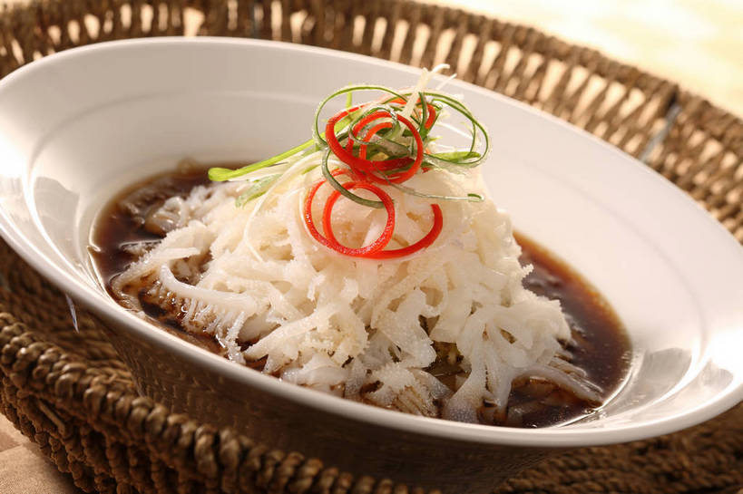 无人,交叉,横图,俯视,室内,特写,白天,烹饪,中餐,餐桌,桌子,竹子,一堆,阴影,堆叠,堆积,竹制,编织,反射,篮子,影子,陶瓷,肉,牛肉,料理,食品,陶瓷制品,冷盘,菜肴,美食,肉类,食物,两个,红色,绿色,白色,容器,竹篮,碗,中式,冷菜,凉菜,佳肴,餐台,中华料理,储藏,竹条,堆,交织,竹制品,储存,毛肚,肉食,百叶,牛百叶,穿插,彩图,高角度拍摄,牛肚,肚尖,牛胃,贮存,shjb1,凉拌牛百叶