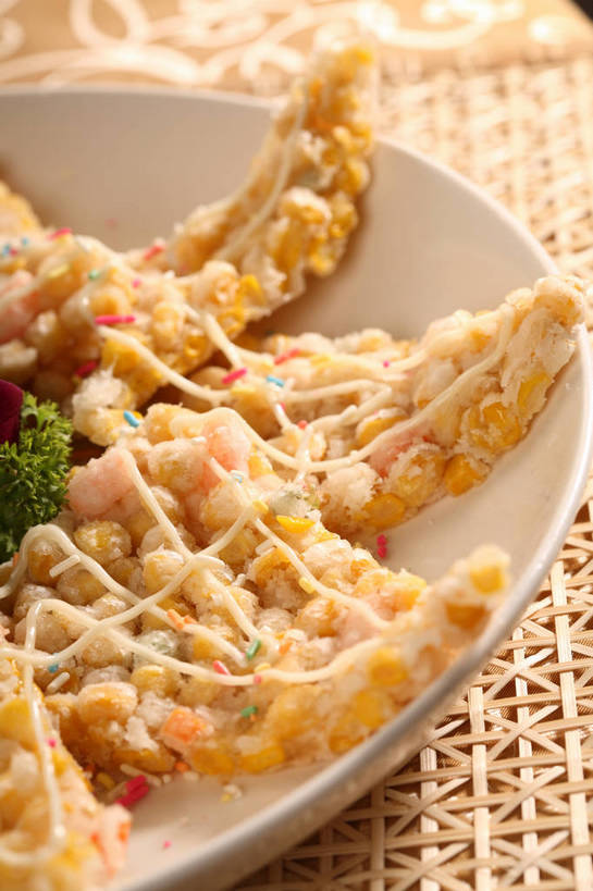 无人,竖图,俯视,室内,特写,白天,烹饪,中餐,玉米,餐桌,桌子,芹菜,蔬菜,餐具,叶子,许多,阴影,新鲜,装饰,环绕,围绕,反射,棒子,布料,碟子,盘,影子,玉蜀黍,料理,食品,绿叶,很多,布纹,环抱,菜肴,美食,桌布,食物,排列,一个,白色,盘子,餐巾,碟,台布,巧克力,中式,嫩叶,佳肴,有机食品,绿色食品,荷兰芹,欧芹,香芹,单个,餐台,中华料理,玉米烙,朱古力,华丽,修饰,点缀,苞米,配菜,苞芦,苞谷,法香,巴西利,洋香菜,洋芫荽,法国香菜,衬托,美观,雅致,雅观,旱芹菜,番荽,包谷,大蜀黍,番麦,薏米包,玉高粱,玉麦,珍珠米,摆列,萦绕,七彩米,七彩糖针,巧克力针,朱古力针,叶,叶片,餐桌布,彩图,高角度拍摄,布列,分列,shjb1