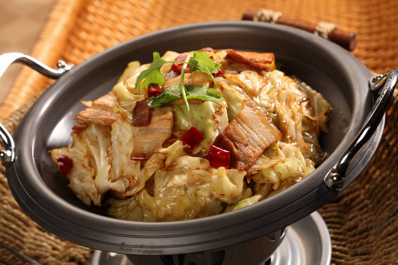 无人,横图,俯视,室内,特写,白天,烹饪,中餐,餐桌,桌子,辣椒,蔬菜,椰菜,卷心菜,厨具,金属制品,阴影,新鲜,反射,金属,锅子,影子,肉,料理,食品,锅,猪肉,干锅,菜肴,美食,肉类,食物,一个,中式,甘蓝,佳肴,有机食品,绿色食品,单个,餐台,锅具,中华料理,川菜,肉食,烹饪用具,辣角,红海椒,大椒,辣虎,广椒,豚肉,四川菜,甘蓝菜,烹调用具,辣子,结球甘蓝,红辣椒,海椒,甘兰,番椒,包心菜,烹调,彩图,高角度拍摄,圆白菜,干锅菜,shjb1,干锅包菜