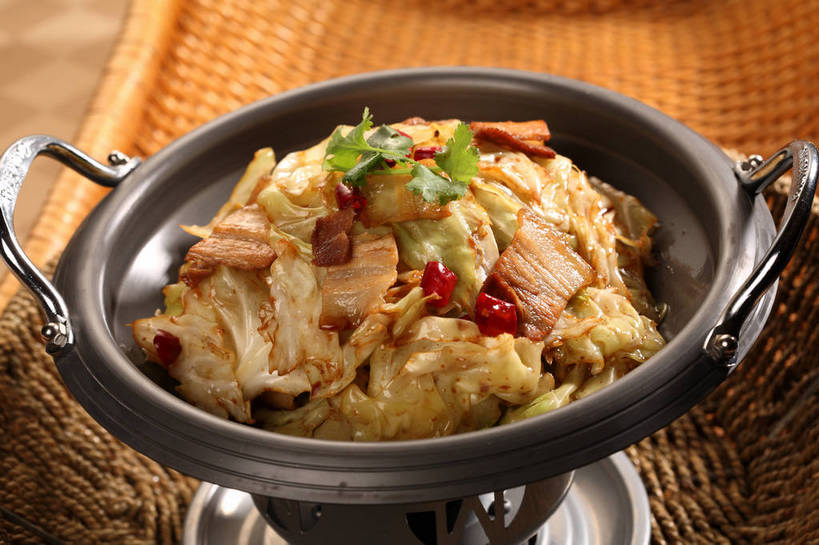 无人,横图,俯视,室内,特写,白天,烹饪,中餐,餐桌,桌子,辣椒,蔬菜,椰菜,卷心菜,厨具,金属制品,阴影,新鲜,反射,金属,锅子,影子,肉,料理,食品,锅,猪肉,干锅,菜肴,美食,肉类,食物,一个,中式,甘蓝,佳肴,有机食品,绿色食品,单个,餐台,锅具,中华料理,川菜,肉食,烹饪用具,辣角,红海椒,大椒,辣虎,广椒,豚肉,四川菜,甘蓝菜,烹调用具,辣子,结球甘蓝,红辣椒,海椒,甘兰,番椒,包心菜,烹调,彩图,高角度拍摄,圆白菜,干锅菜,shjb1,干锅包菜